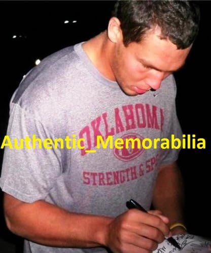 Sam Bradford Autographiped St. Louis Rams Blue Jersey W / Dook, Slika Sam potpisivanje za nas, Oklahoma prije, NFL Rookie iz godine,