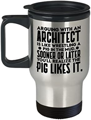 Smiješna arhitekta izolirana putna krigla - svađa se sa arhitektima poput hrvanja svinje u blatu - najbolji inspirativni pokloni i